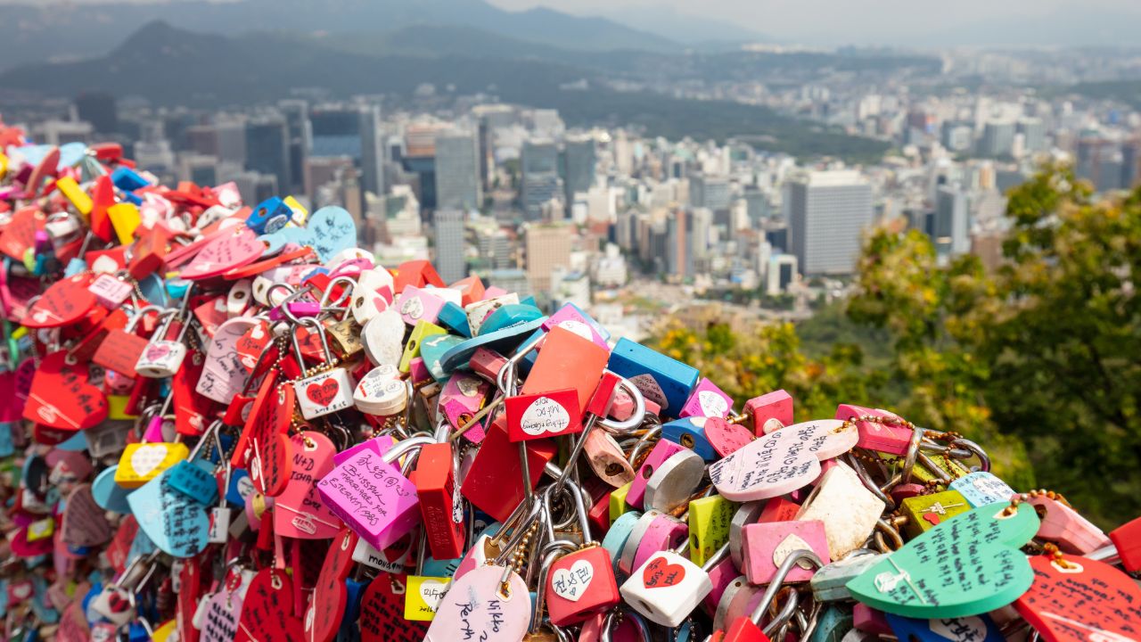 Tháp N Seoul là nơi lưu giữ ổ khóa tình yêu của hàng triệu cặp đôi