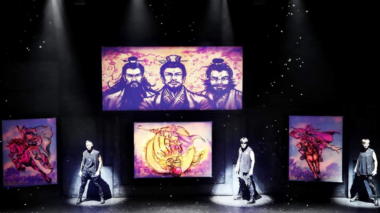Xem chương trình biểu diễn Hero Painter Show hấp dẫn trong tour du lịch Hàn Quốc