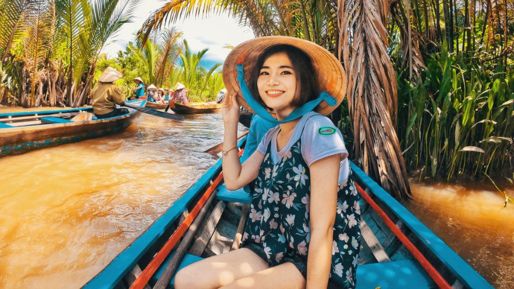 Ngồi thuyền qua rừng dừa nước ở cù lao Thới Sơn