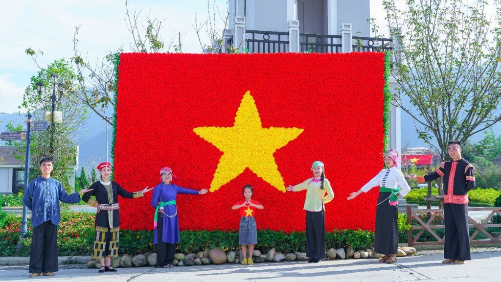 Chụp hình với lá cờ Tổ quốc