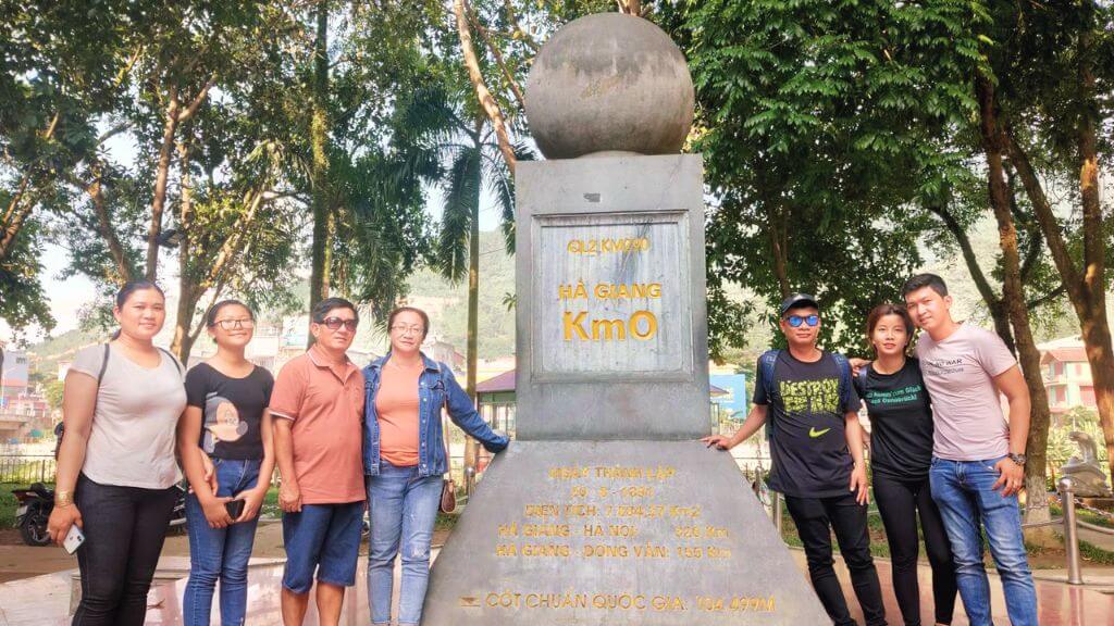 Du khách chụp hình tại cột mốc 0km Hà Giang