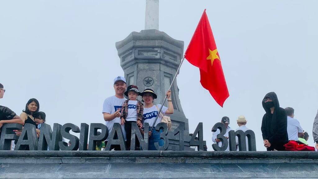 Gia đình check in trên đỉnh Fansipan