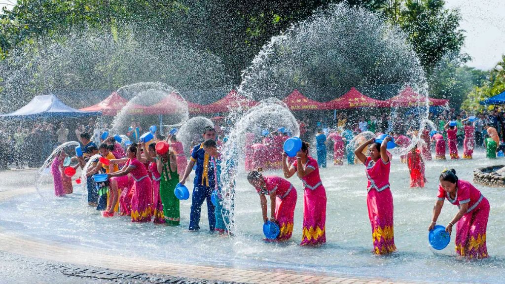 Lễ Hội Té Nước Songkran náo nhiệt