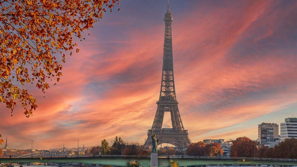 Tháp eiffel hàng trăm tuổi
