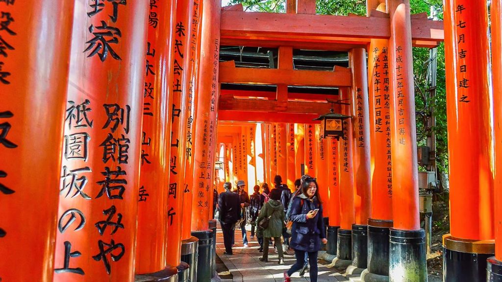 Đền Đền Fushimi Inari thu hút đông đảo du khách