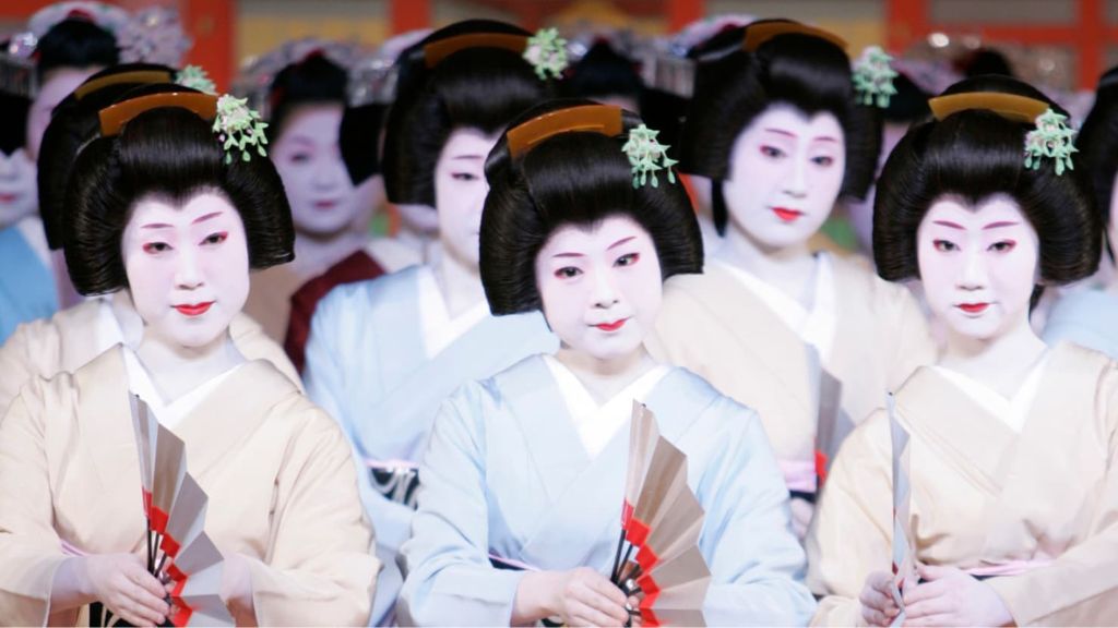 Du khách thưởng thức Geisha Nhật Bản