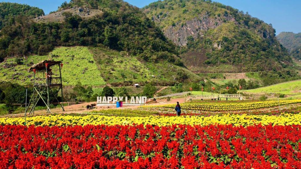 Tham quan vườn hoa Happy Land trong tour Mai Châu - Mộc Châu - Sơn La - Điện Biên - Lai Châu - Sapa 5N4Đ