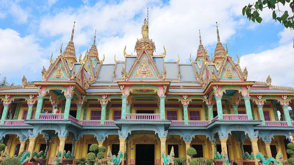 Chiêm bái tại chùa Wat Sam Rong