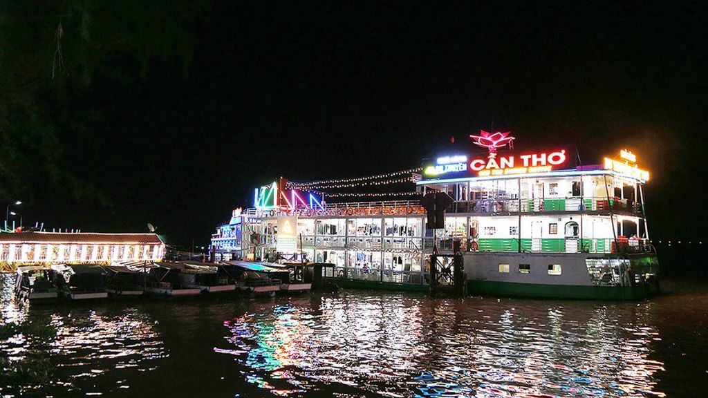 Ăn tối trên du thuyền Cần Thơ