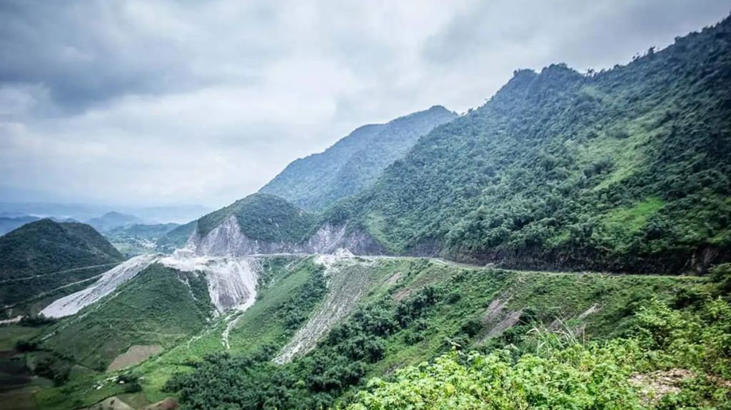 Du khách chụp ảnh và ngắm cảnh rừng núi hùng vỹ của Hòa Bình tại đèo Thung Khe