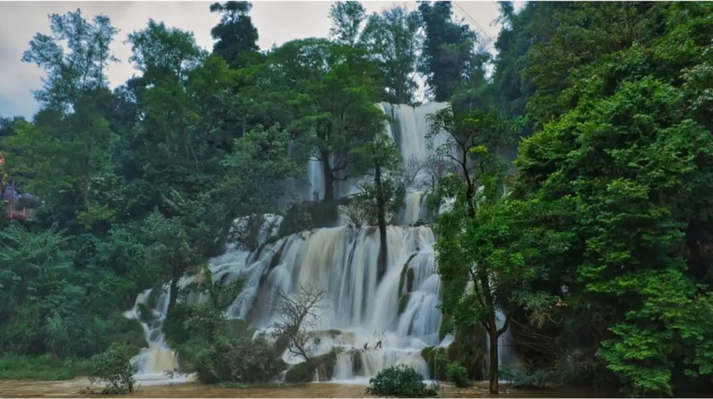 Tan chảy trước vẻ đẹp vừa hoang sơ vừa lãng mạn của Thác Dải Yếm