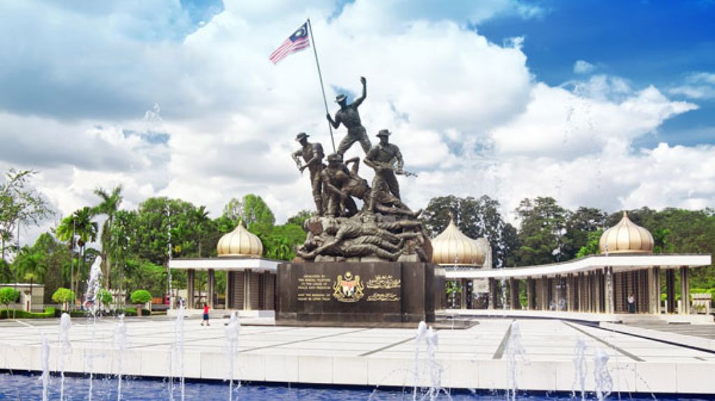 Đoàn check in tại Đài Tưởng Niệm Quốc Gia Malaysia
