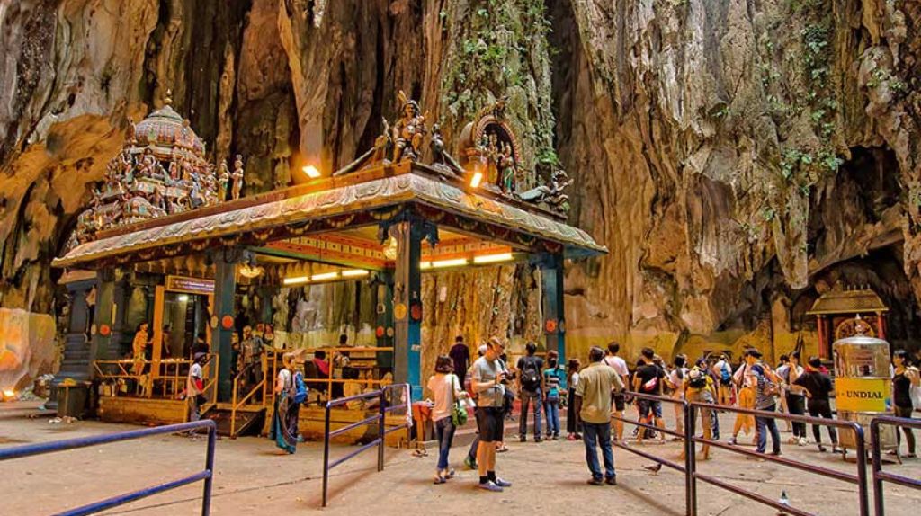 Quý khách check in bên trong động Batu