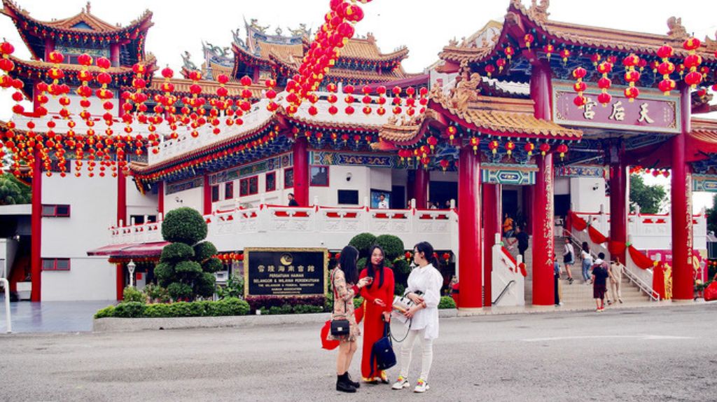 Quý khách đến viếng tại Chùa Thiên Hậu (2)