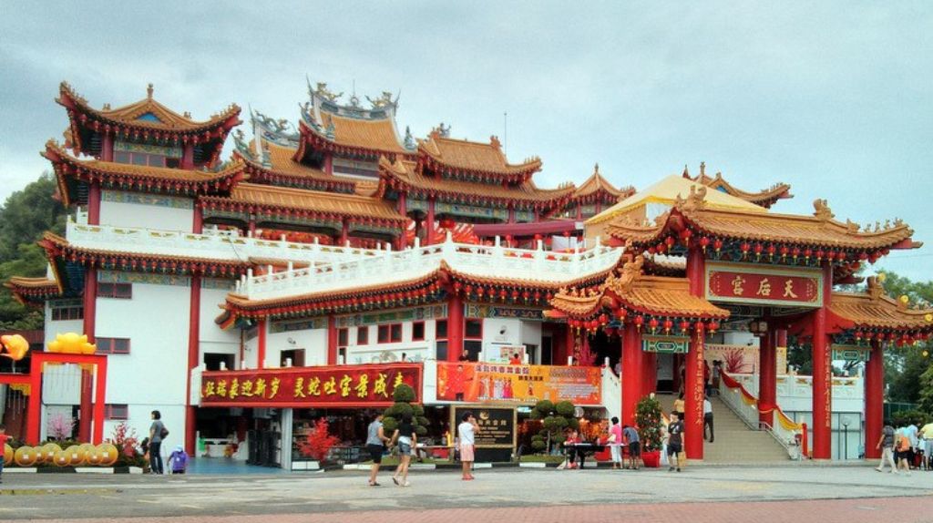 Quý khách đến viếng tại Chùa Thiên Hậu