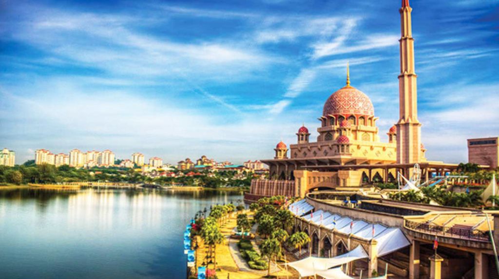 Qúy khách thăm quan thành phố mới New Putrajaya