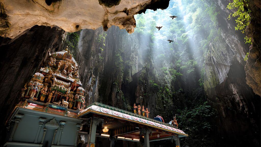 Động Batu hiện ra đầy ấn tượng