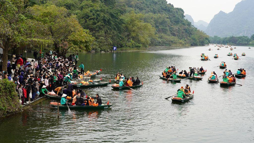 Bến tàu Tràng An nhộn nhịp ngày đầu năm mới