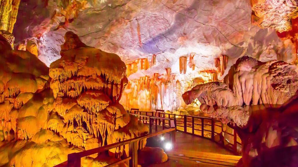 Động Thiên Cung một trong những hang động đẹp nhất vịnh