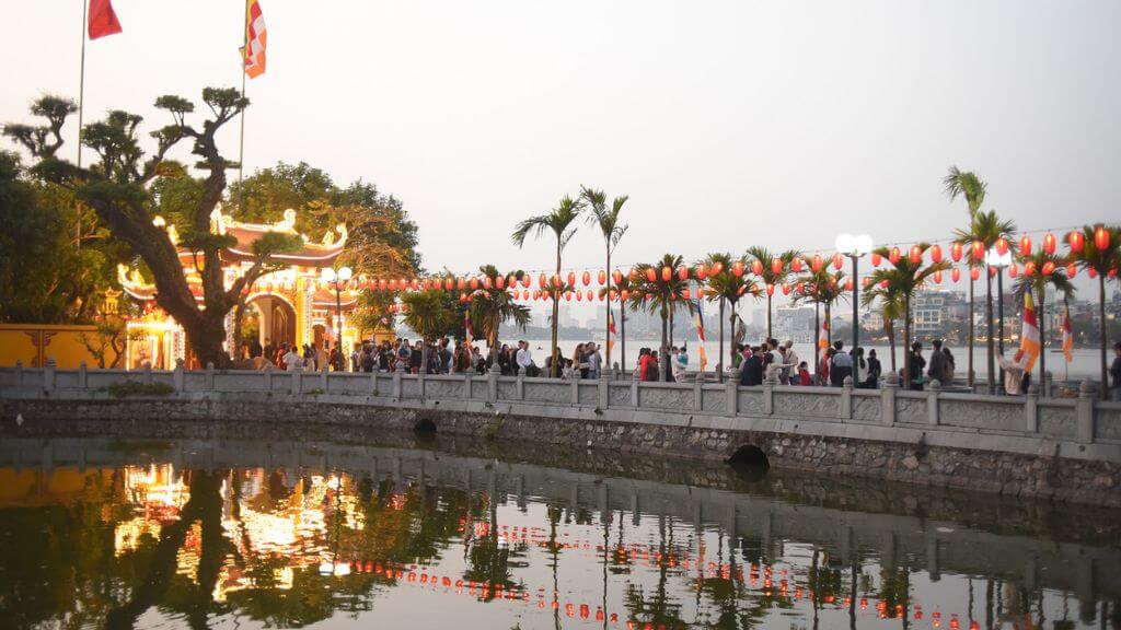 Du khách đến chiêm bái Chùa Trần Quốc