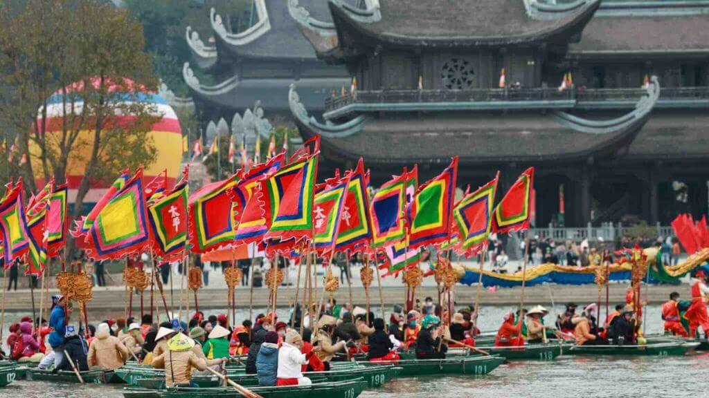 Du khách đổ về chùa Tam Chúc dịp đầu xuân năm mới