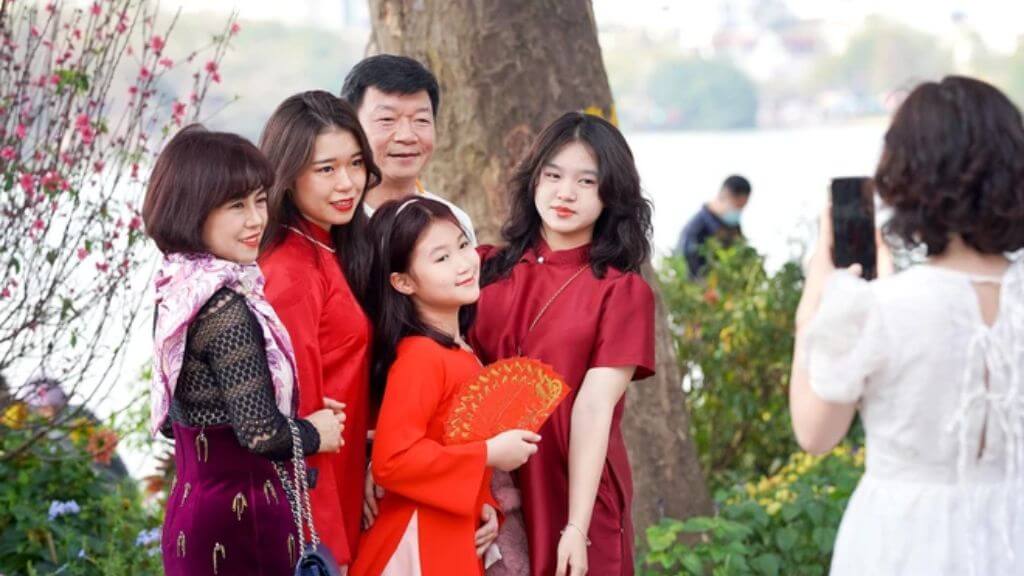 Hồ Hoàn Kiếm dịp Tết ngập sắc hoa