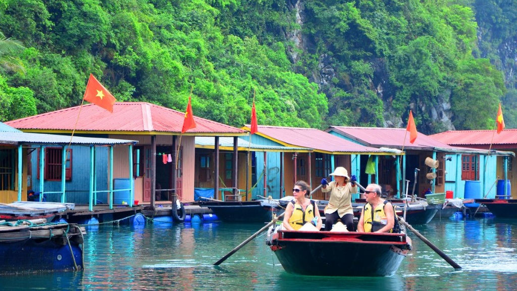 Khám phá làng chài Hạ Long đẹp, thu hút du khách trên vịnh Di sản