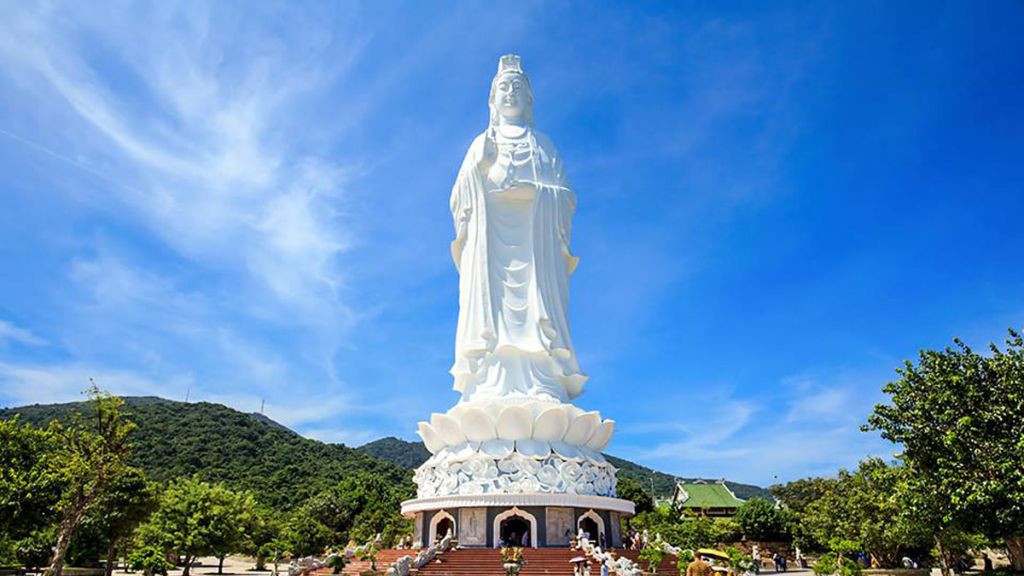 Tượng Phật Quan Âm Bồ Tát tại chùa Linh Ứng