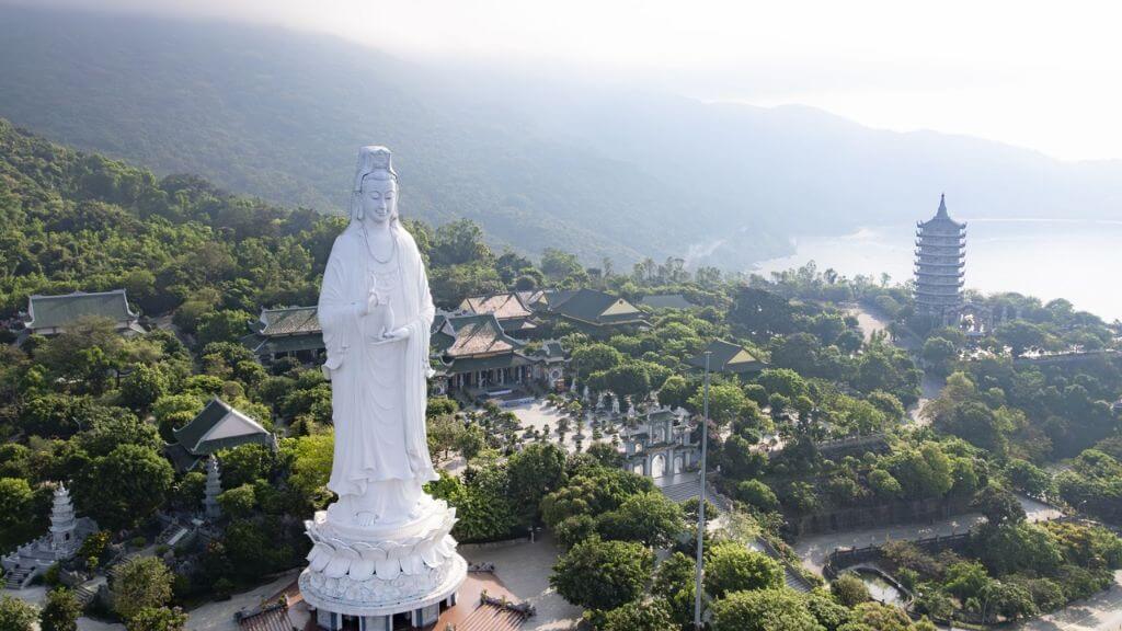 Chiêm bái chùa Linh Ứng
