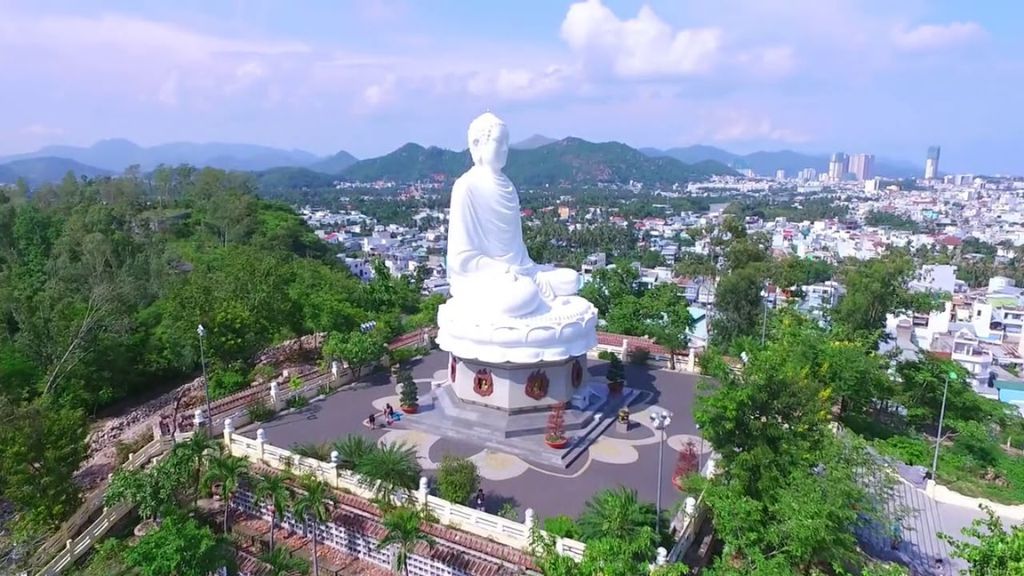 Chiêm bái chùa Long Sơn trong tour miền Trung