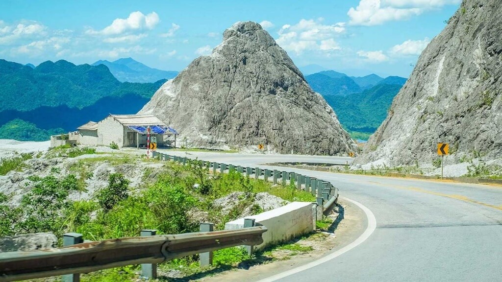 Chiêm ngưỡng đèo Thùng Khe hùng vĩ với khung cảnh núi non và mây trời tuyệt đẹp.
