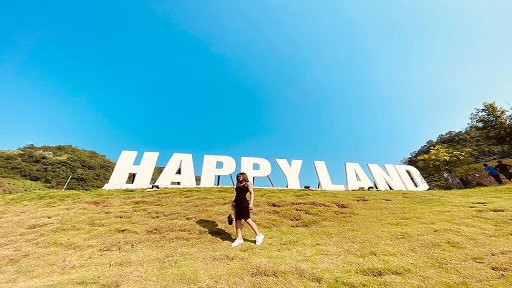 Happy Land Mộc Châu - Khu du lịch nổi bật với vườn hoa rực rỡ và nhiều góc check-in ấn tượng.