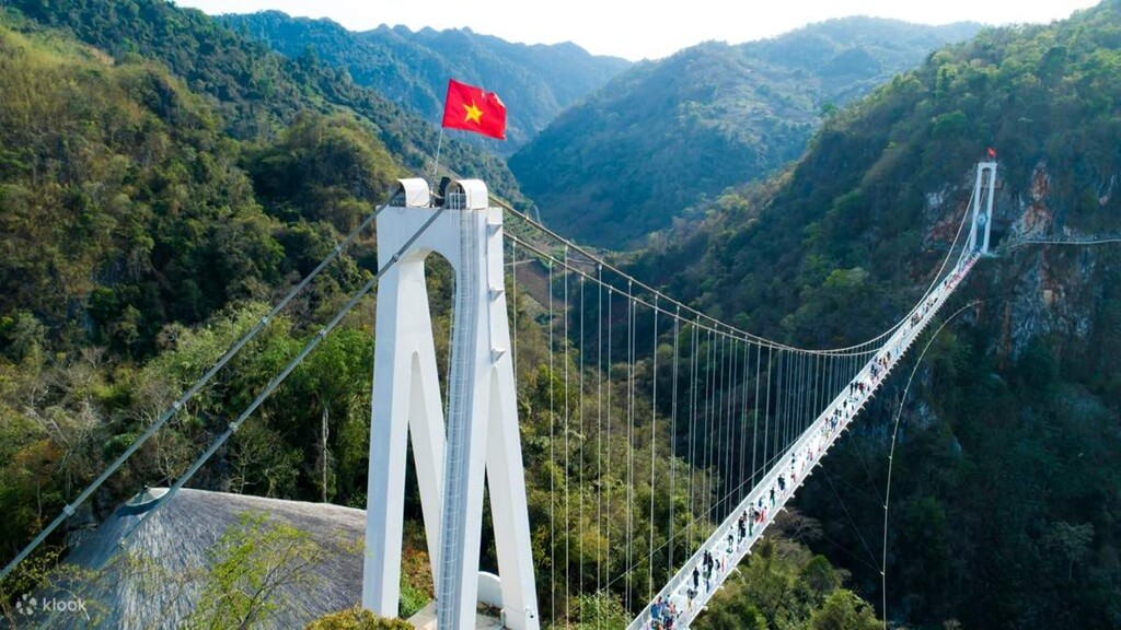Cầu kính Bạch Long nổi bật giữa thiên nhiên Mộc Châu