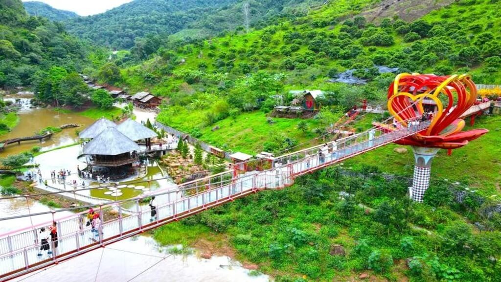 Check in cầu kính tình yêu với khung cảnh thiên nhiên ngoạn mục