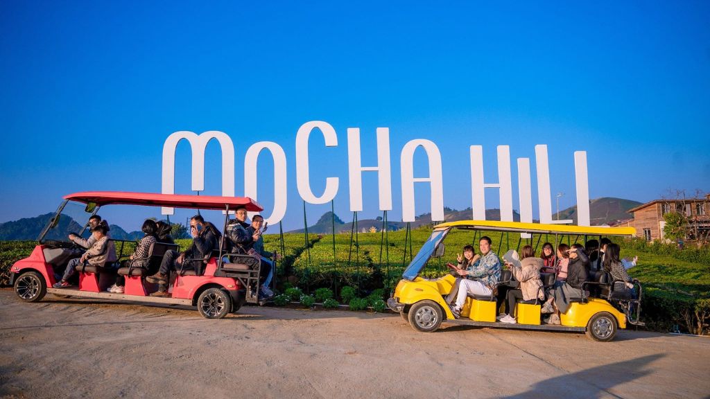 Ngồi xe điện dạo quanh Mocha Hill