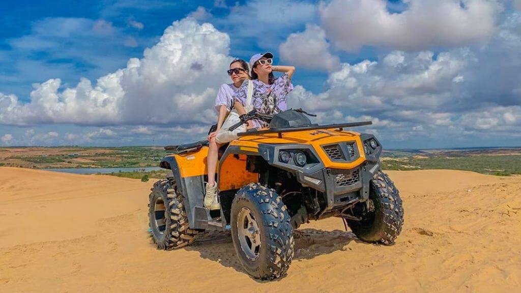 Lái xe chinh phục đồi cát trắng