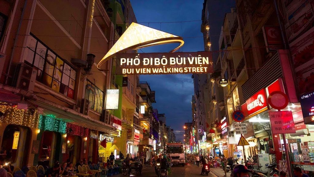 Khám phá phố đi bộ Bùi Viện về đêm
