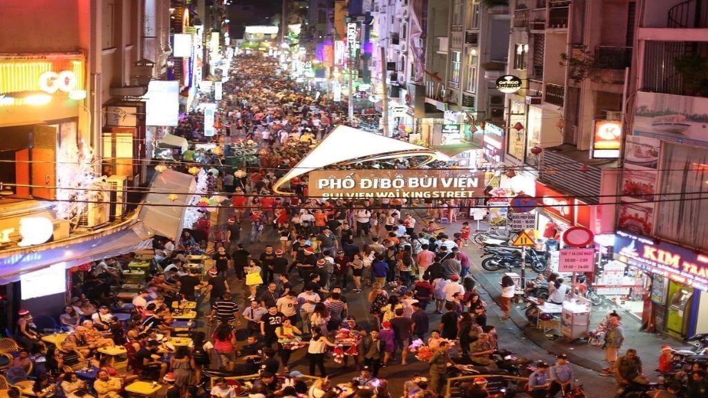 Phố đi bộ Bùi Viện nhộn nhịp về đêm