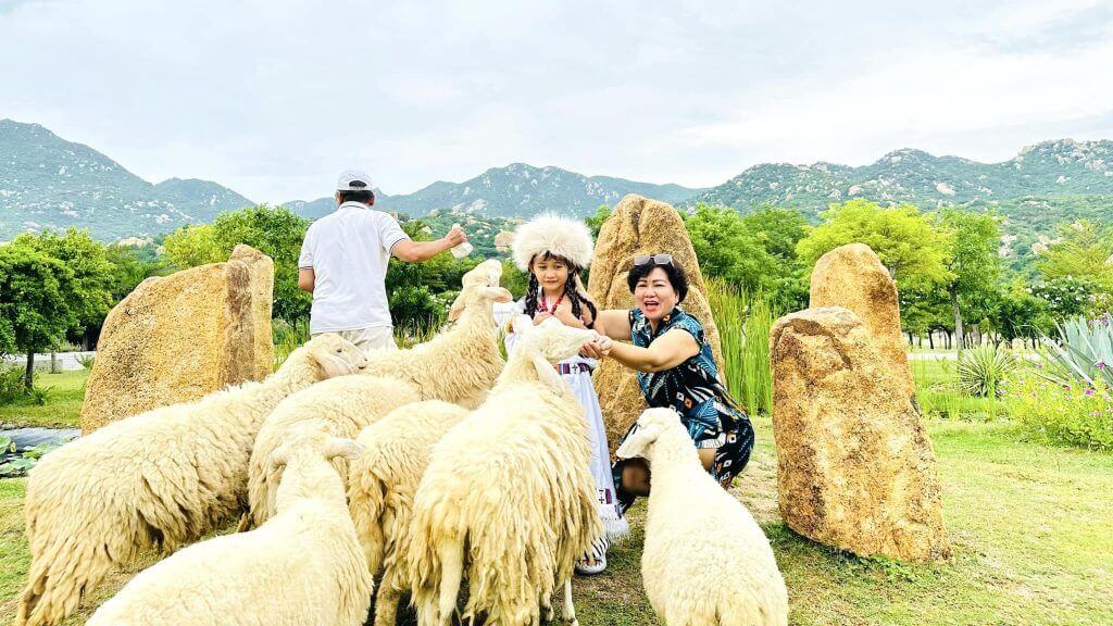 Gia đình chụp ảnh lưu niệm tại làng Mông Cổ Tanyoli