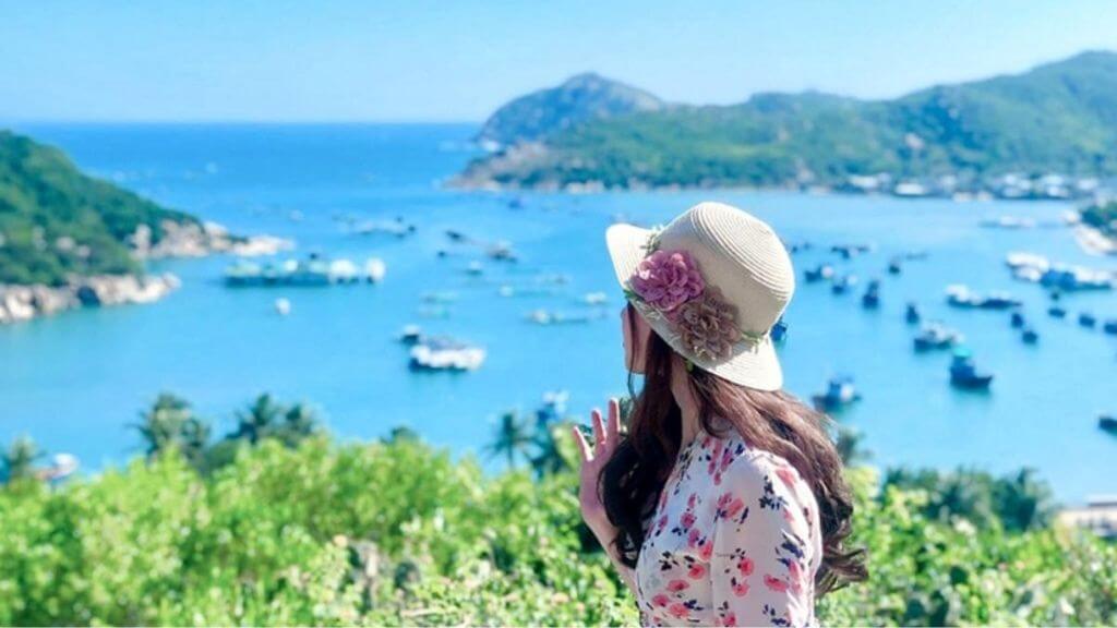 Phóng tầm mắt ngắm nhìn núi non và biển trời hùng vĩ