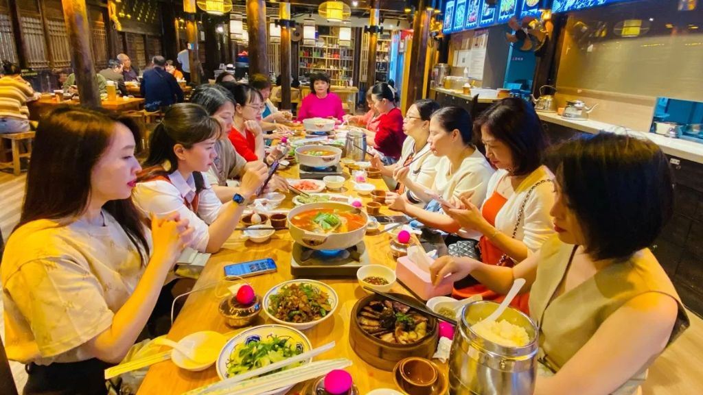 Đoàn thưởng thức bữa tối theo  bữa tiệc bàn dài  của người Miêu