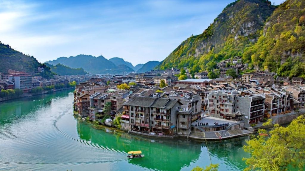 Du khách tham quan Trấn Viễn Cổ Trấn