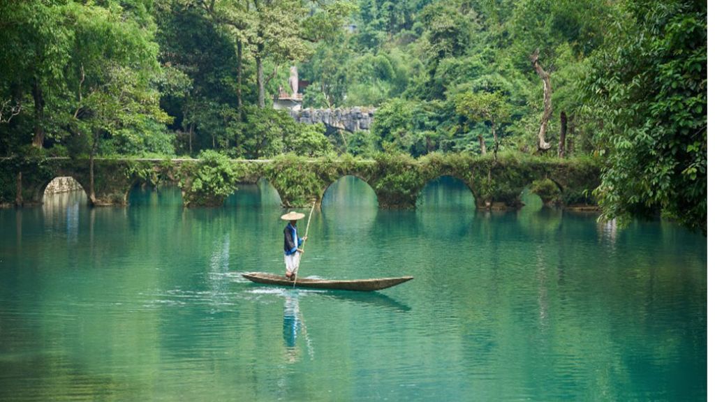 Vẻ đẹp siêu thực của Tiểu Thất Khổng trong tour Trung Quốc Nam Ninh