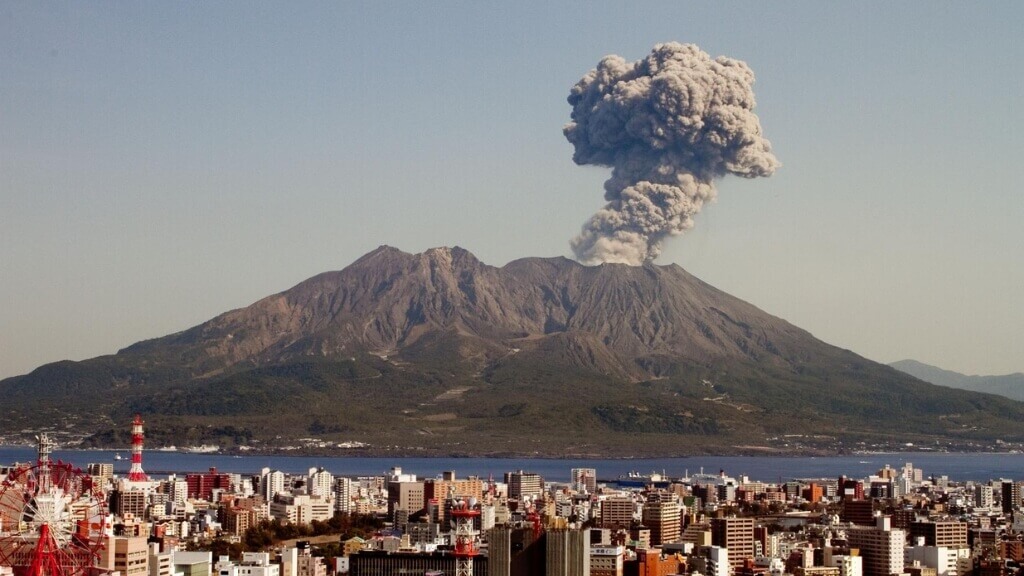 Chiêm ngưỡng núi lửa Sakurajima vẫn còn hoạt động
