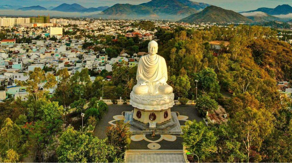 Chùa Long Sơn - Nổi bật với tượng Kim Thân Phật Tổ trắng