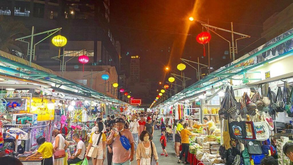 Khung cảnh tấp nập tại chợ đêm Nha Trang