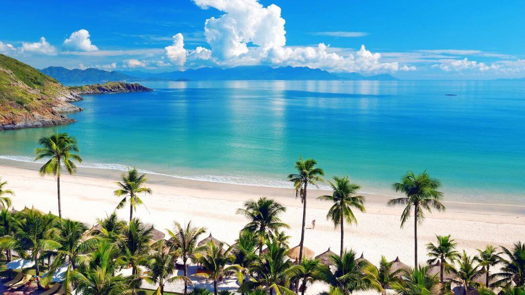 Quý khách tự do tắm biển tại Nha Trang Beach với làn nước trong xanh và bãi cát trắng mịn