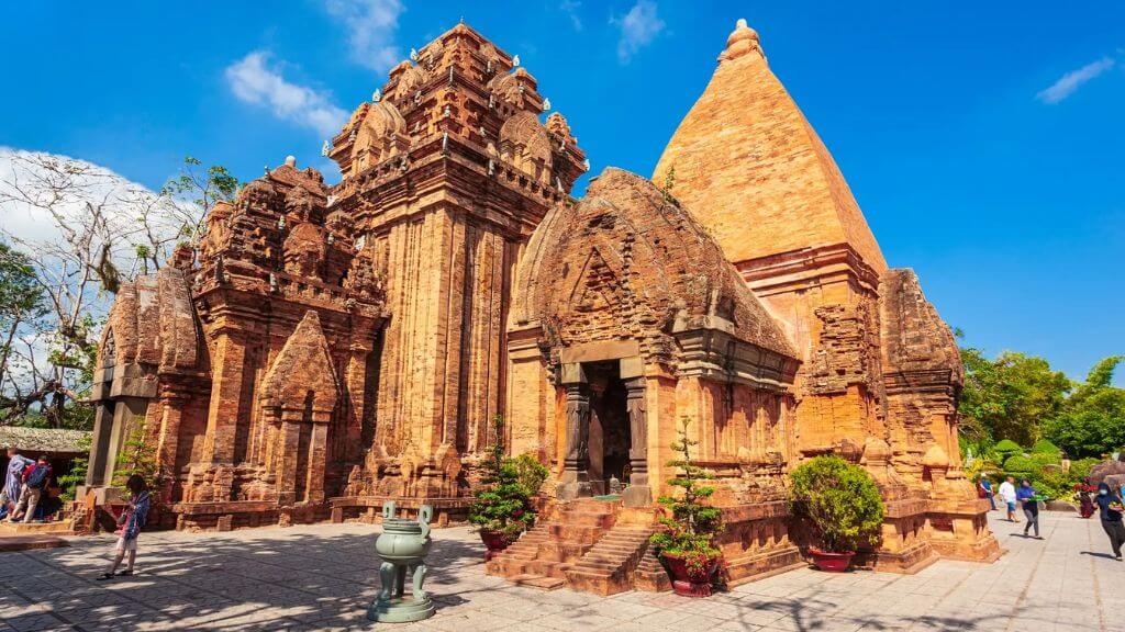 Tháp Bà Ponagar – quần thể kiến trúc Chăm Pa cổ kính