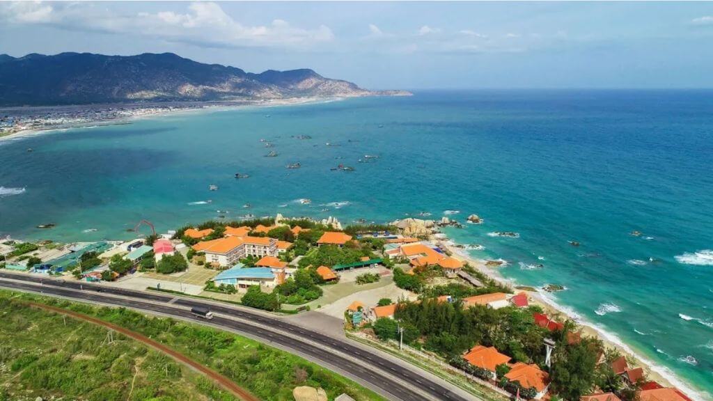 Đoàn dừng chân tham quan biển Cà Ná
