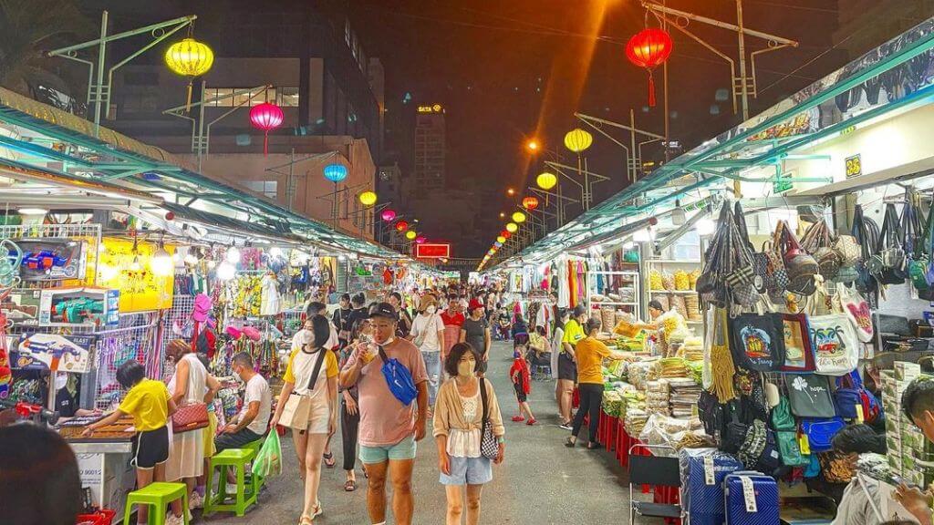 Đoàn trải nghiệm tại chợ đêm Nha Trang